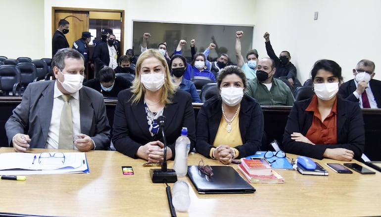 El abogado Guillermo Ferreiro (izq.) solicitó la absolución de la activista María Esther Roa (2ª de la izq.).