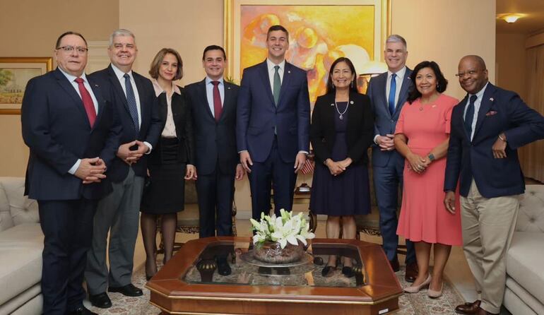 Delegación del Gobierno de Estados Unidos y próximas autoridades de Paraguay en Mburuvicha Róga