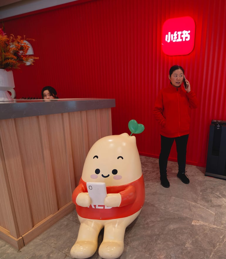 
Una mujer está junto a la recepción del edificio de la sede de la empresa Xiaohongshu (Pequeño Libro Rojo), también conocida como 'RedNote', en Shanghái, China.