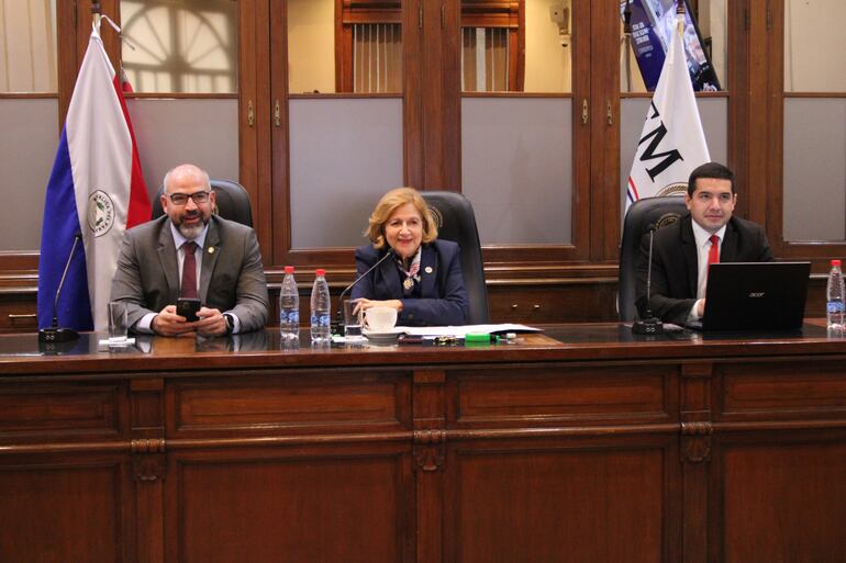 Abg. Enrique Berni (izq.), vicepresidente 2° del JEM; Dra. Alicia Puchetta viuda de Correa (presidenta) y el Abg. César Quintana, secretario del Jurado.