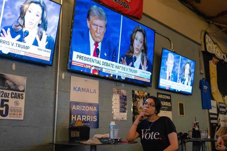 Una partidaria de la vicepresidenta y candidata presidencial demócrata Kamala Harris observa el debate presidencial de EE. UU. entre Harris y el ex presidente de EE. UU. y candidato presidencial republicano Donald Trump en American Eat Co. en Tucson, Arizona.