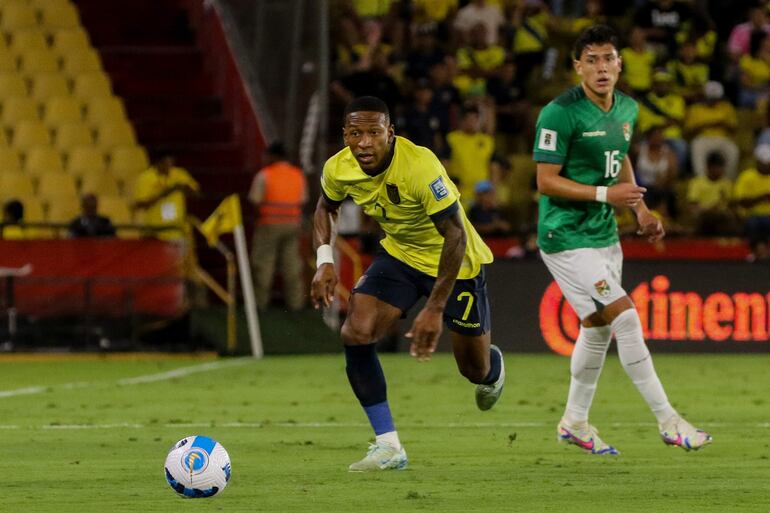 AMDEP9689. GUAYAQUIL (ECUADOR), 12/11/2024.- Pervis Estupiñan (i) de Ecuador disputa el balón con Cesar Menacho de Bolivia este jueves, durante un partido de las eliminatorias sudamericanas al Mundial de Fútbol 2026, en el estadio Monumental, en Guayaquil (Ecuador). EFE/ Jonathan Miranda
