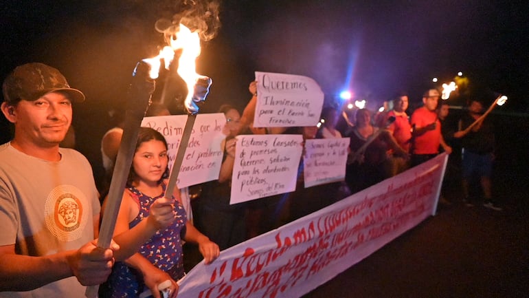 Los pobladores de Hernandarias iluminaron con velas y antorchas la ruta que lleva a Itaipú y Acaray.