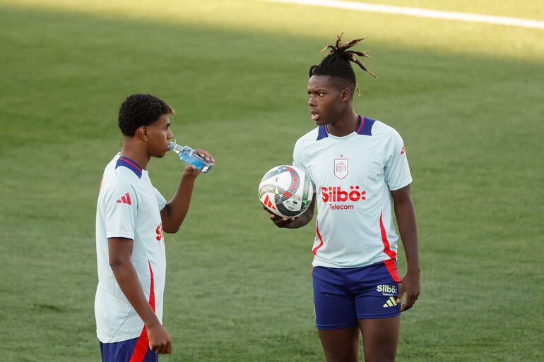 LAS ROZAS (MADRID), 02/09/2024.- Los jugadores Nico Williams (d) y Lamine Yamal durante el entrenamiento celebrado este lunes por la selección española en la Ciudad del Fútbol, preparatorio para los partidos de la Liga de las Naciones ante Serbia y Suiza. EFE/ Juanjo Martín
