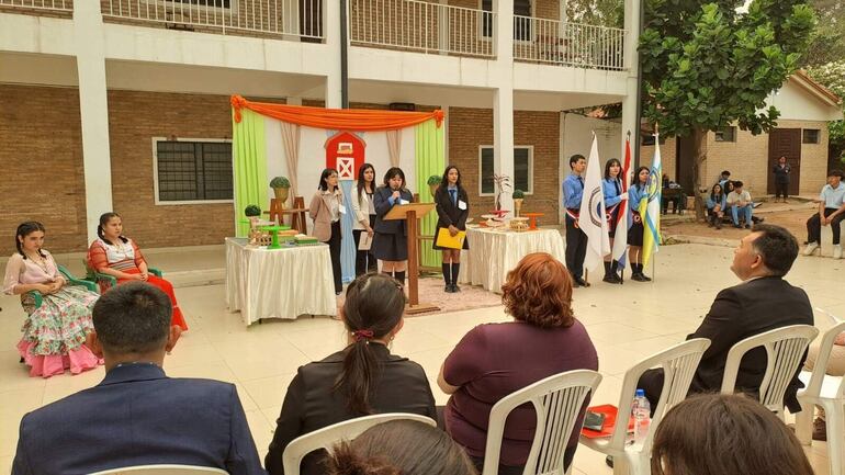 Estudiantes del Centro Departamental y Municipal Juan Pablo II de la ciudad de San Antonio defendieron sus proyectos de creación de miniempresas, durante su feria de ciencias.