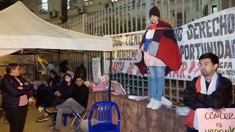 Una paciente con cáncer se encadenó frente al Ministerio de Salud en protesta contra la falta de medicamentos. Esa noche se anunció la intervención del Incan.