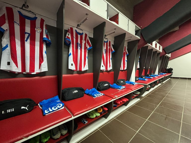 El vestuario visitante del estadio Municipal de El Alto a la espera de la selección de Paraguay.