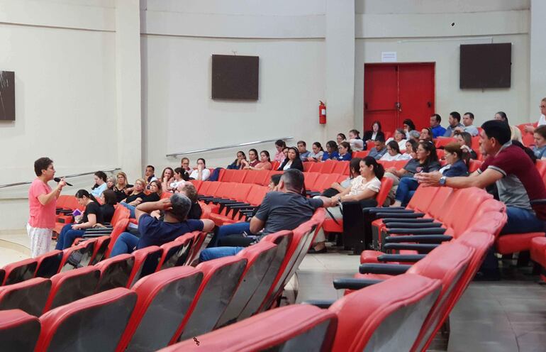 María Judith Turriaga durante una  charla sobre educación sexual en Ciudad del Este.