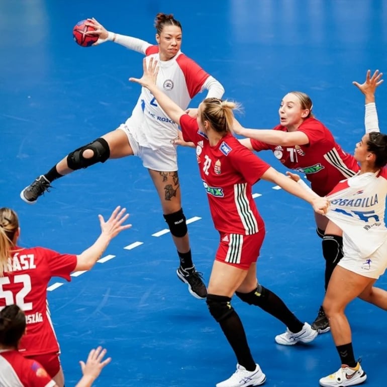 Fátima Acuña, se prepara a disparar a la valla húngara. Las Guerreras cayeron contra Hungría en el debut mundialista.