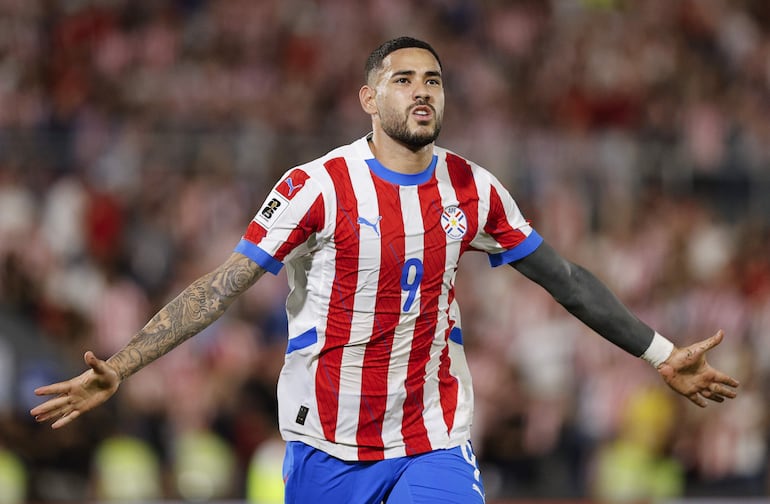 Antonio Sanabria, jugador de la selección de Paraguay, celebra un gol en el partido frente a Venezuela por las Eliminatorias Sudamericanas 2026 en el estadio Defensores del Chaco, en Asunción, Paraguay.