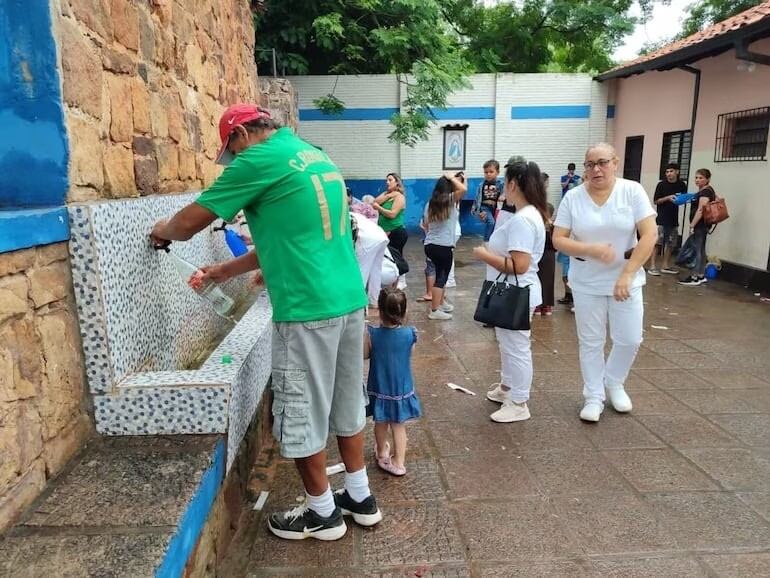 Los promeseros hacen la tradicional visita a Tupãsy Ykuá donde se refrescan con agua cristalina.