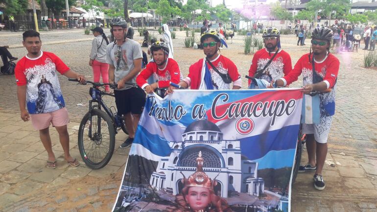 El grupo "Ciclistas por la fe" llegó hasta Caacupé luego de pedalear desde Buenos Aires.