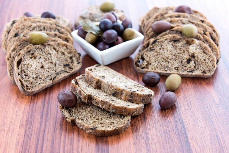 Pancitos con aceitunas y orégano.