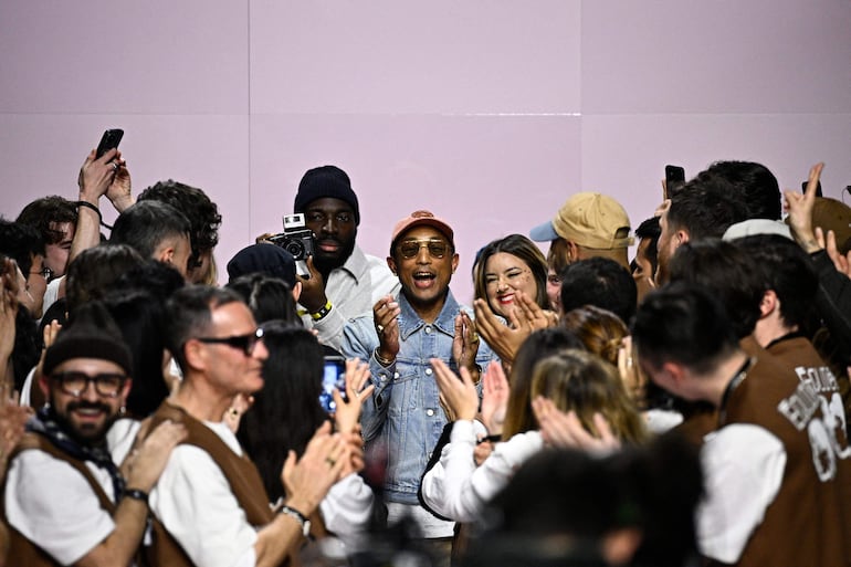 Pharell Williams, director creativo de Louis Vuitton’s Men, luego de presentar su colorida colección.