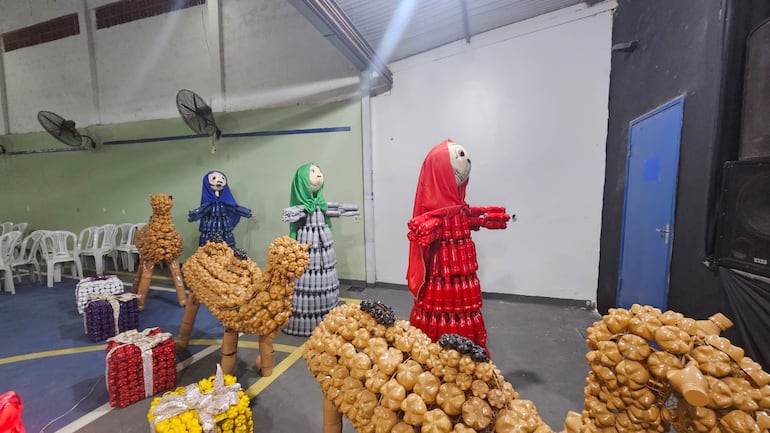 Alumnos y docentes del Centro Educativo Gamma presentan figuras del pesebre navideño, elaboradas íntegramente con botellas recicladas, como parte de un proyecto educativo de reciclaje y conciencia ambiental.