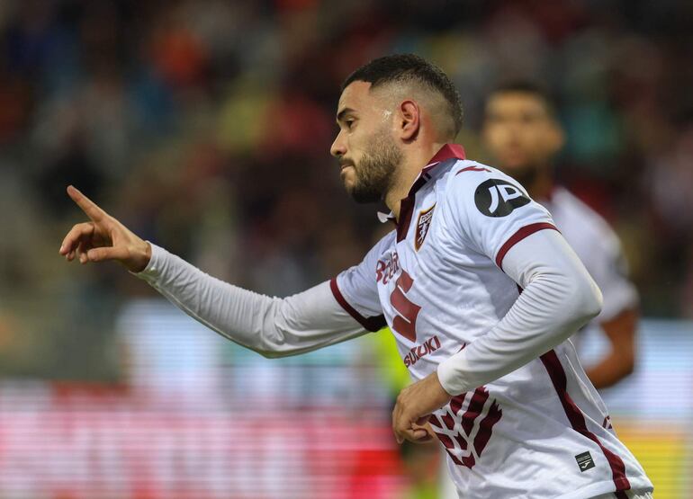 Cagliari (Italy), 20/10/2024.- Torino's Antonio Sanabria jubilates after scoring 1-1 during the Italian Serie A soccer match Cagliari calcio vs Torino FC at the Unipol Domus in Cagliari, Italy, 20 October 2024. (Italia) EFE/EPA/FABIO MURRU
