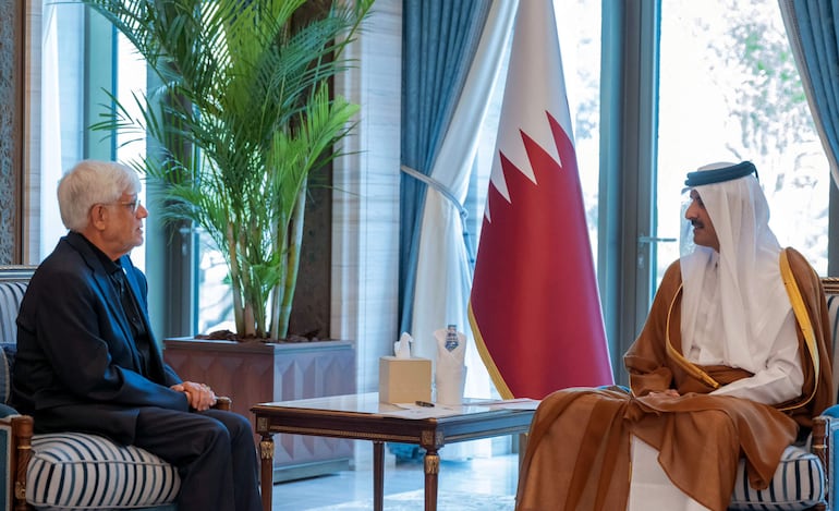 Amir Sheikh Tamim bin Hamad al-Thani (derecha) de Qatar reunido con Mohammad Reza Aref, primer vicepresidente de Irán, en su oficina en el Palacio Lusail. El presidente estadounidense, Joe Biden, llamó este martes al emir catarí, Tamim bin Hamad Al Thani, y al presidente egipcio, Abdelfatah al Sisi, para abordar el modo de desescalar el conflicto en Oriente Medio ante un posible ataque de Irán a Israel y lograr un acuerdo de tregua en Gaza para “restaurar la paz”.