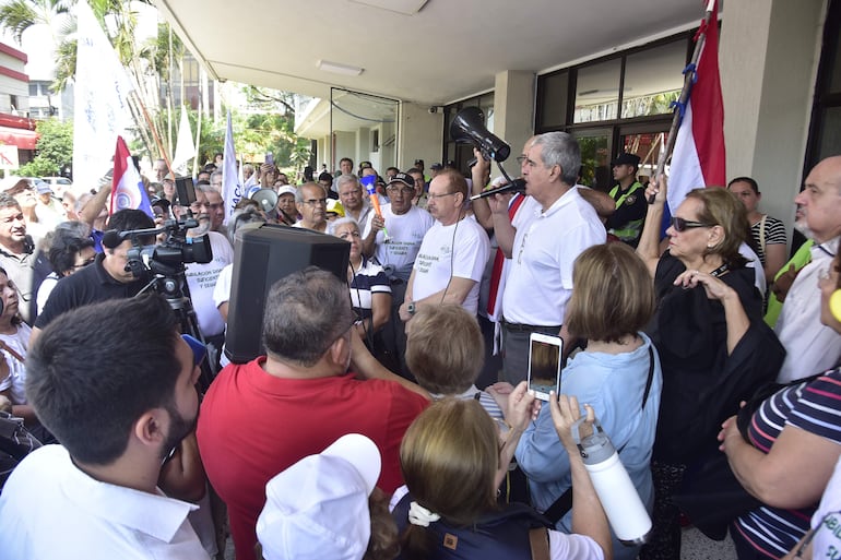 Jubilados quieren juntar 15.000 firmas para conformar mesa y trabajar en una nueva fórmula para el ajuste de haberes