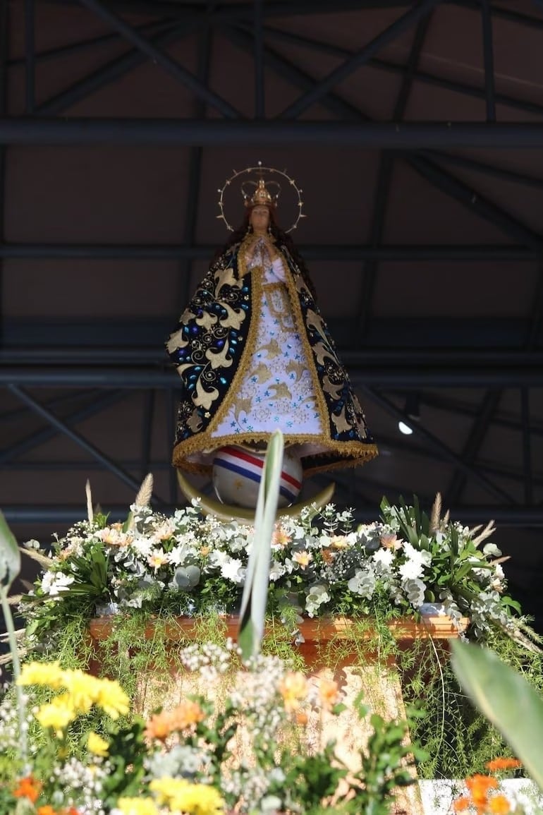 La Virgen de Caacupé atrae a muchos visitantes incluso entre semana.