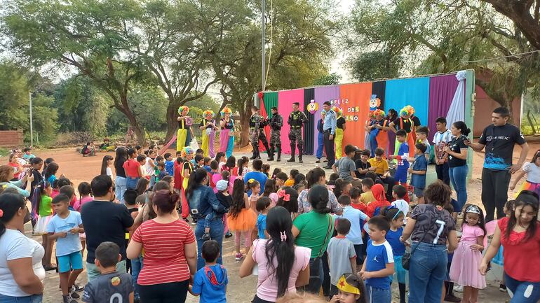 Docentes, policías y padres dieron una gran fiesta a los niños de la escuela Puerta del Sol de San Antonio.