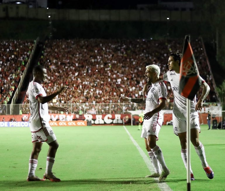 El delantero de Flamengo Pedro llega para felicitar a Giorgian De Arrascaeta