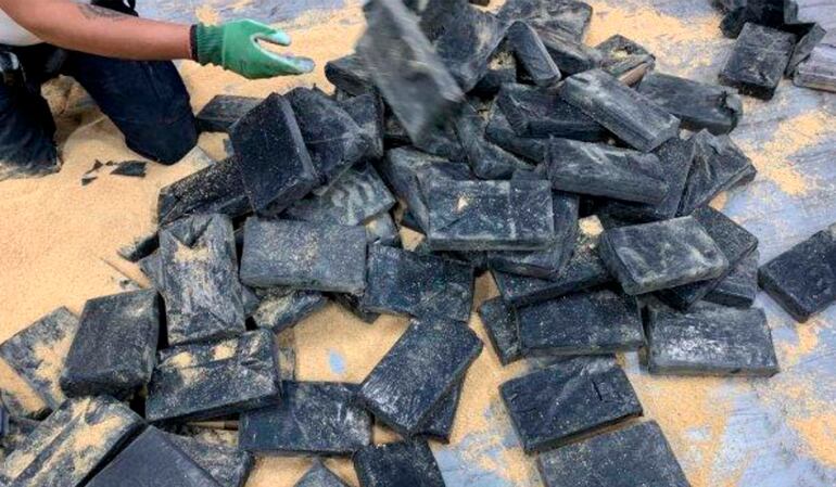 Los panes de cocaína, con una cobertura negra, estaban escondidos dentro de las bolsas de soja.