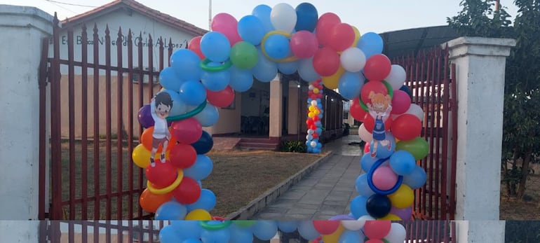 Escuela Carlos Antonio López donde se esta realizando el festejo por el Día del Niño.