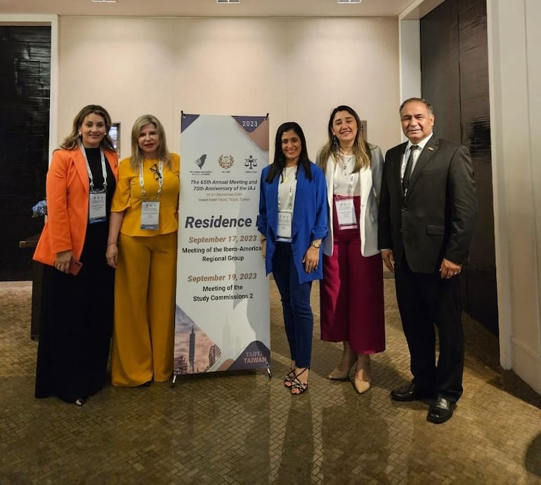 Liz Cañete, Luz Marlene Ruiz Díaz, Andrea Vera,  Avelina Torres de Esquivel y Javier de Jesús Esquivel, delegación de la Asociación de Magistrados Judiciales del Paraguay, en Taiwán.