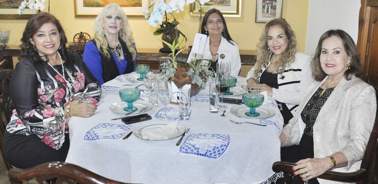 Marta Villalba, Luz Schémbori, Luz Britos, Elizabeth Iriarte y Alicia Rojas.