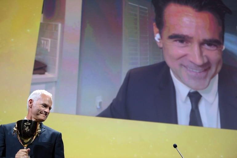 El director británico Martin McDonagh recibió la Copa Volpi en nombre del actor Colin Farrell, que participó de la gala de premiación a través de una videollamada.