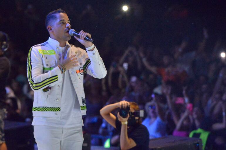 Quedaban seis minutos para que terminara la presentación de Binomio de Oro (foto) y entrara Pablo Lezcano de Damas Gratis. Una presentación que no pudo ser.