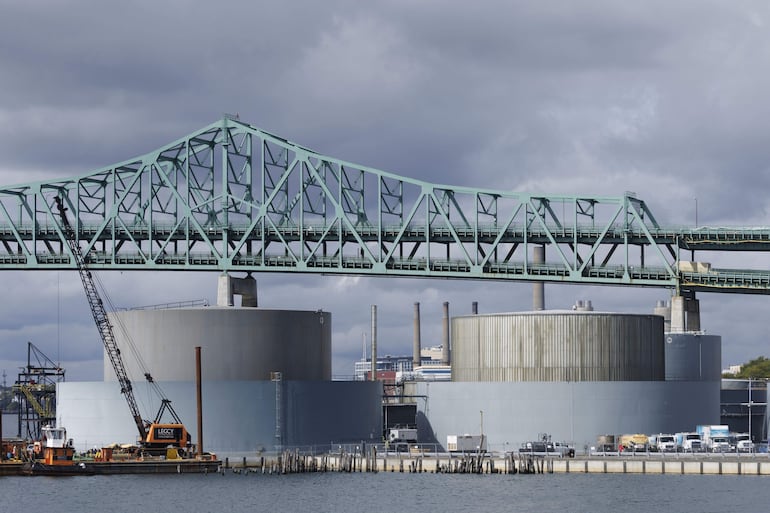 Puente Tobin  en Chelsea, Massachusetts, cerca de una refinería de petróleo.