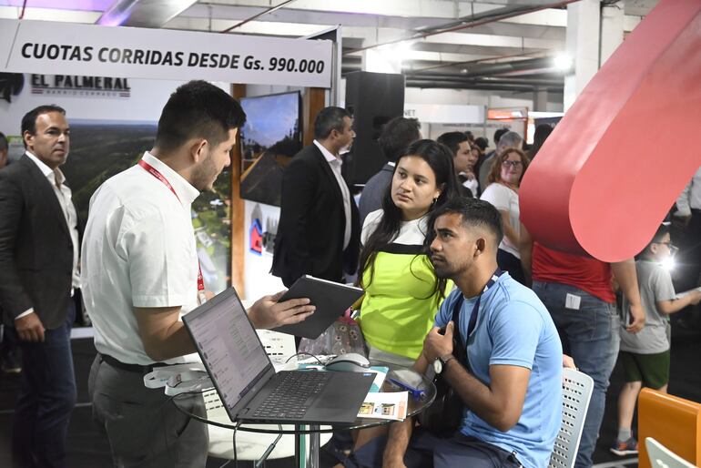 Variadas ofertas para la casa propia, con cuotas desde G. 990.000 y precios desde G. 194 millones, en la Expo Mi Vivienda que cierra este domingo en el Centro de Convenciones Mariscal.