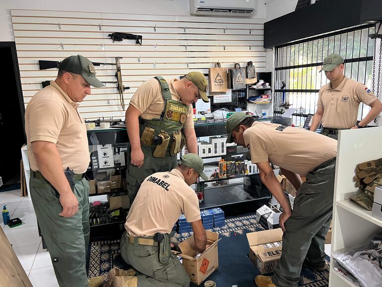 Dirección de Materiales Bélicos de Paraguay (Dimabel) incauta armas en una casa comercial en el barrio San Cristóbal, en Asunción.