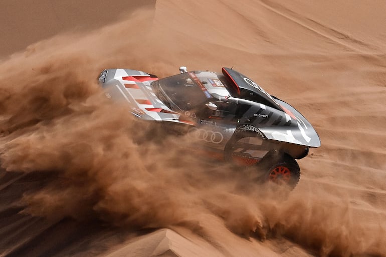 Así transitaron en la etapa 2 los franceses Stéphane Peterhansel y Edouard Boulanger con el Audi.