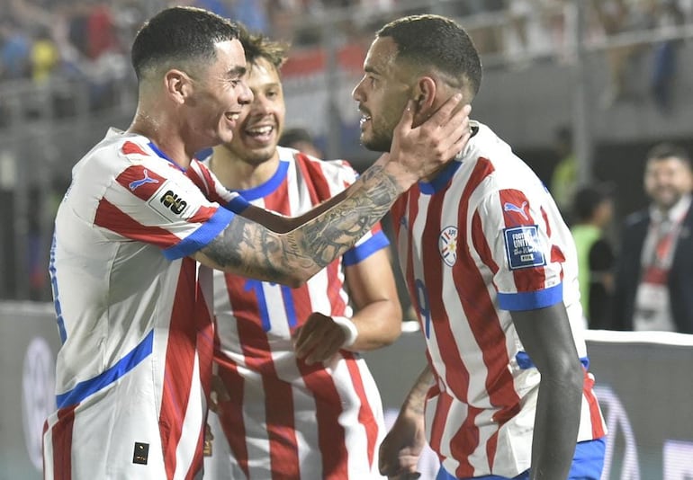 Los jugadores de la selección de Paraguay festejan un gol en el partido frente a Venezuela por la fecha 10 de las Eliminatorias Sudamericanas 2026 en el estadio Defensores del Chaco, en Asunción, Paraguay.