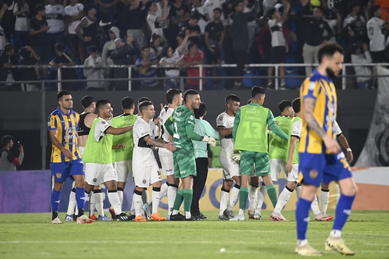 Los jugadores de Olimpia celebran el triunfo en el partido frente a Sportivo Luqueño por la undécima fecha del torneo Clausura 2024 del fútbol paraguayo en el estadio Defensores del Chaco, en Asunción.