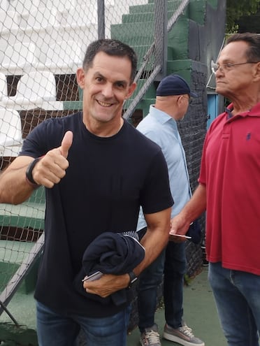 Victor Bernay, el entrenador de Cerro Porteño, llegando al Parque del Guairá, el sábado, donde vio la final de la Copa Paraguay.