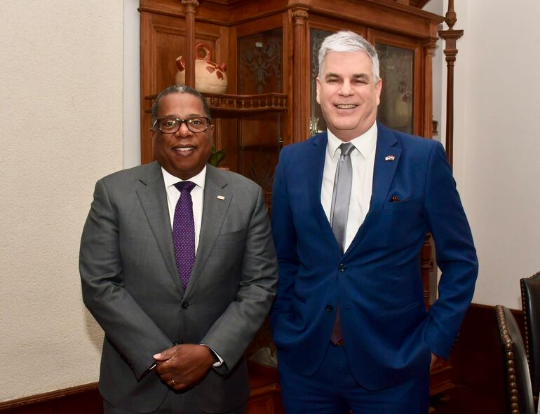 Foto de la Embajada de Estados Unidos en Paraguay. El Subsecretario de Estado para Asuntos del Hemisferio Occidental, Brian Nichols y el embajador de Estados Unidos, Marc Ostfield.