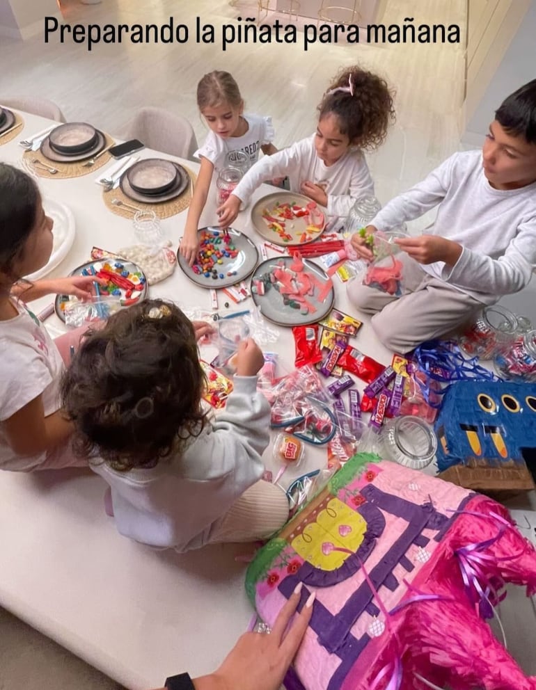 Los hijos de Cristiano Ronaldo preparando la piñata para la fiesta de cumpleaños de Alana Martina. (Captura de la historia de Instagram de Georgina Rodríguez)