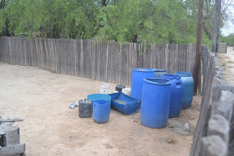 Cualquier recipiente sirve a la hora de acumular el agua acarreado por los camiones cisternas; se puede notar que es agua cruda. 