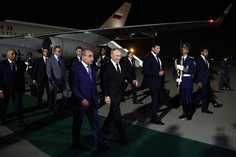 El presidente de Rusia, Vladimir Putin (centro-derecha), es recibido por el primer viceprimer ministro de Azerbaiyán, Yaqub Eyyubov (centro-izquierda), a su llegada al Aeropuerto Internacional Heydar Aliyev en Bakú.