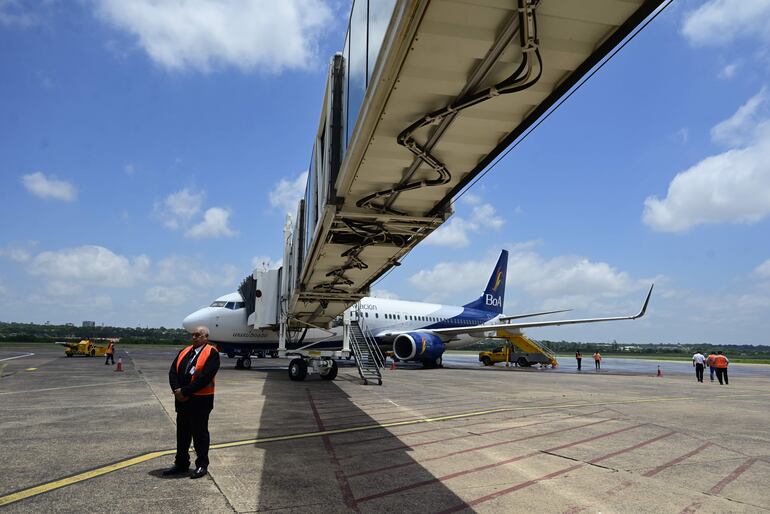 La aeronave Boeing 737/800, con capacidad para 168 pasajeros, en el Silvio Pettirossi.