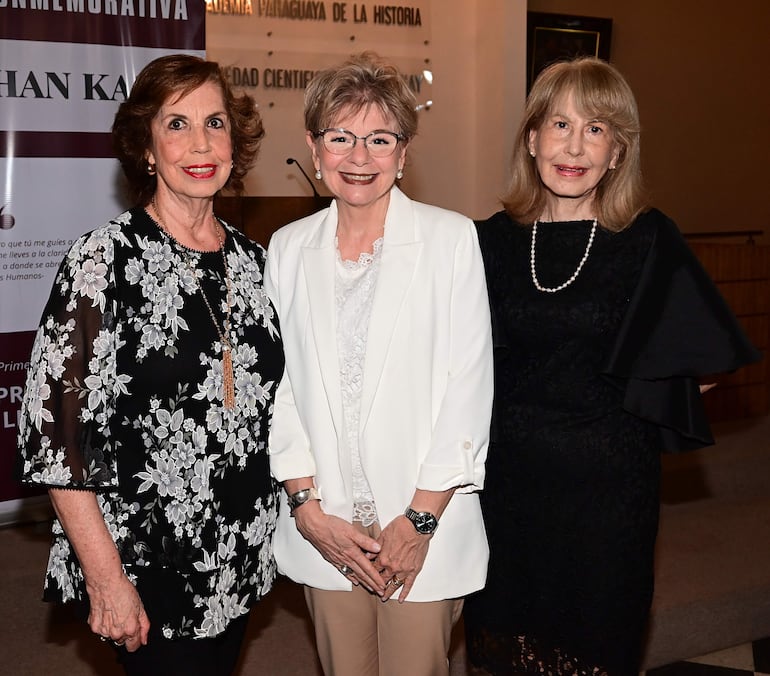 Mary Monte de López Moreira, Ana Martini y Leni Pane. 