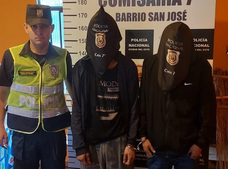 Los dos detenidos fueron trasladados a la comisaría local, a disposición de los Juzgados.