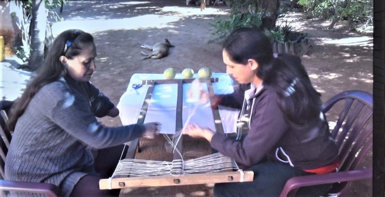 En el documental las hermanas Rosana y Maritza Ayala, comentan la forma que se prepara el liso para el telar  donde se tejen las frazadas de trapo. 