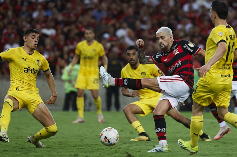 AMDEP7428. RÍO DE JANEIRO (BRASIL), 19/09/2024.- Giorgian De Arrascaeta (d) de Flamengo remata este jueves, en el partido de ida de cuartos de final de la Copa Libertadores entre Flamengo y Peñarol en el estadio Maracaná en Río de Janeiro (Brasil). EFE/ Antonio Lacerda
