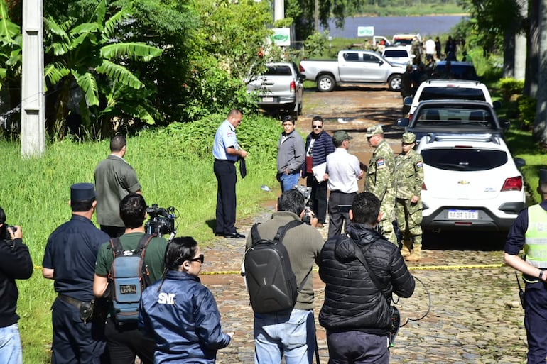 Imágenes de la zona del hallazgo del cuerpo del sargento primero Domingo David Ríos Domínguez, uno de los militares desaparecidos tras ser arrastrados por los raudales en Lambaré.