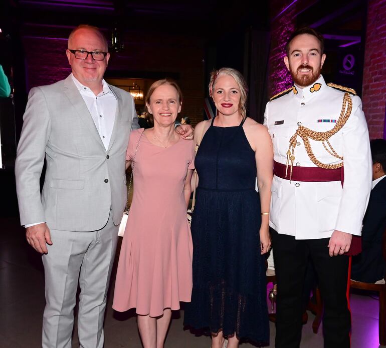 James Lee, Marion Lee, Catterine Hinsworth junto al mayor Lawrence Ward. 