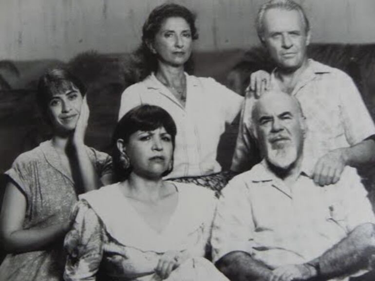 Fernanda Torres, Dolly Filártiga, Norma Aleandro, Joel Filártiga y Anthony Hopkins durante el rodaje de la película.